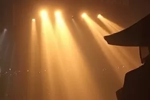 雾港守夜人剧照，雨夜灯塔与港区货轮剪影